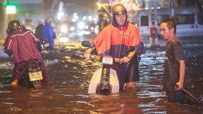 Đường phố Sài Gòn ngập sâu sau mưa lớn
