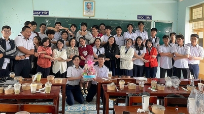 Trường tặng quà tất cả học sinh ngày 20/11