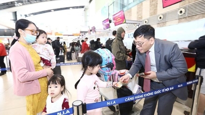Không khí Tết ngập tràn trên những chuyến bay Vietjet sáng Mùng 1