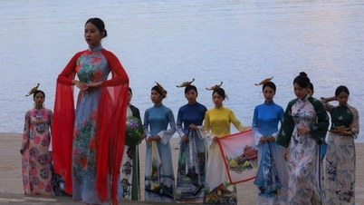 Áo dài ba miền hội tụ tại Huế