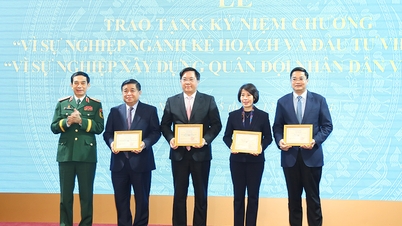 Bộ Quốc phòng và Bộ Kế hoạch và Đầu tư trao Kỷ niệm chương “Vì sự nghiệp ngành Kế hoạch và Đầu tư Việt Nam” và “Vì sự nghiệp xây dựng QĐND Việt Nam”
