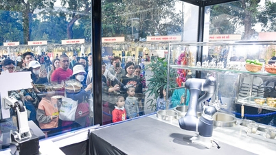 Hanoi tourists crowd to watch 'pho-cooking robot', wait hours to enjoy