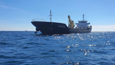 Tàu chở hàng đi Philippines quay đầu cứu ngư dân gặp nạn