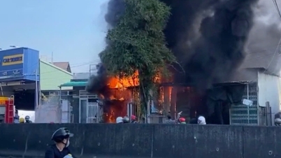 A large fire burned down a house on the national highway bypass through Long An.