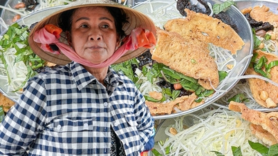 អតិថិជនតម្រង់ជួរ កាន់ចាន ហើយអង្គុយនៅលើឥដ្ឋដើម្បីរីករាយ។