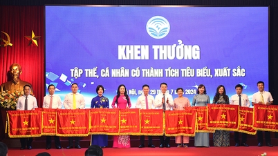 ប្រៃសណីយ៍វៀតណាមចំនួន ៥ អង្គភាពបានទទួលទង់ត្រាត្រានៃក្រសួងព័ត៌មាន និងទំនាក់ទំនង