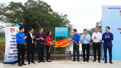 ការដាក់ស្លាកសញ្ញាគម្រោងយុវជនសាងសង់ស្ពាន To Lich ស្រុក Thuong Tin