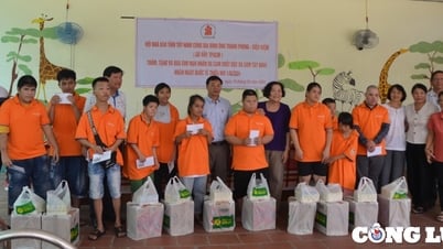 សមាគមអ្នកកាសែត Tay Ninh ផ្តល់អំណោយដល់ជនរងគ្រោះដោយជាតិគីមីពុលពណ៌ទឹកក្រូច និងមណ្ឌលថែទាំ