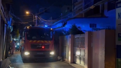 Fire in 4-story house in Ho Chi Minh City, police use ladder to rescue 2 people on the rooftop