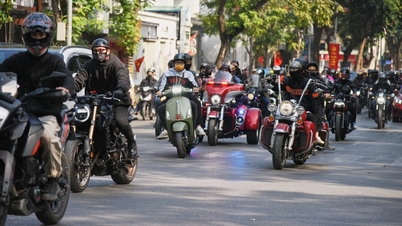 ハノイのバイク乗りたちが龍年を歓迎するために路上に集まっている。