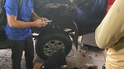 Ôtô không có tài xế lao vào quán cà phê