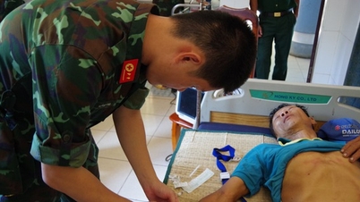 Tiếp nhận và điều trị cho ngư dân tỉnh Bình Định bị nạn trên biển ở Trường Sa