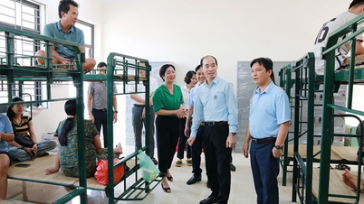 Hanoi Department of Health gives medicine to flood victims in Chuong My