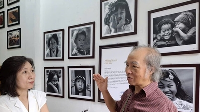 Le journaliste et artiste Pham Cong Thang avec « Emotional Slices »