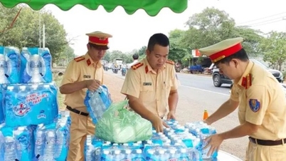 នគរបាលចរាចរណ៍ខេត្ត Binh Phuoc បំពេញការងារបានល្អក្នុងការជួយដល់ប្រជាពលរដ្ឋដែលត្រឡប់ទៅផ្ទះក្នុងឱកាសបុណ្យជាតិ