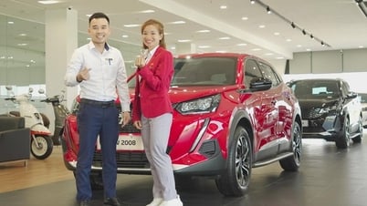 Nguyễn Thị Oanh thử xe ô tô, chọn màu đẹp mê li