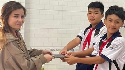 2 students found an iPhone and asked the police to return it to the owner
