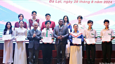 Awarding 155 Vallet scholarships to excellent students in the Central Highlands