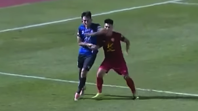 Hậu vệ TP HCM thúc chỏ vào mặt đối thủ ở V-League