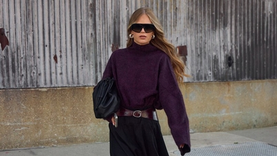 Skirt and turtleneck, a successful duet for cold days