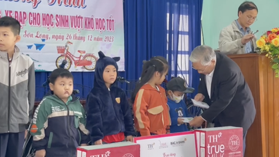 Đoàn đại biểu Quốc hội tỉnh Phú Yên trao quà cho học sinh nghèo