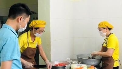 ទីក្រុងហាណូយ ធ្វើការត្រួតពិនិត្យសុវត្ថិភាពចំណីអាហារនៅសាលារៀនដ៏គួរឱ្យភ្ញាក់ផ្អើល