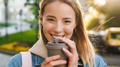 Coi chừng trở tay không kịp nếu cùng lúc uống cà phê và đi bộ