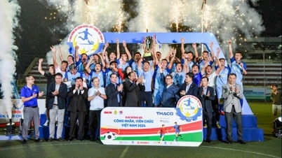 Vietnam Workers and Civil Servants Football Tournament 2024: Quang Ninh Trade Union Team Wins Championship Cup