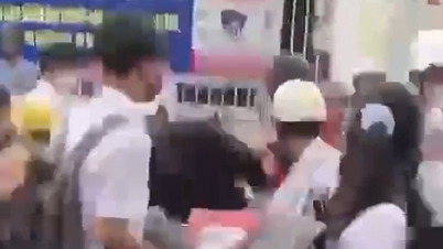 Clip សិស្ស​វាយ​គ្នា​នៅ​មាត់​ទ្វារ​សាលា​ដោយសារ​ជម្លោះ​ពេល​លេង​បាល់ទាត់