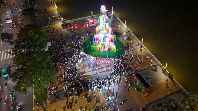 កញ្ញា Thanh Thuy នឹង​ដង្ហែ​ជាមួយ Santa Claus នៅ Da Nang