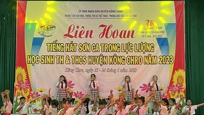 សិស្សានុសិស្សជាង៨០០នាក់ចូលរួមពិធីបុណ្យច្រៀងបទស្រុកគងជ្រោយ| កាសែត Gia Lai អេឡិចត្រូនិក