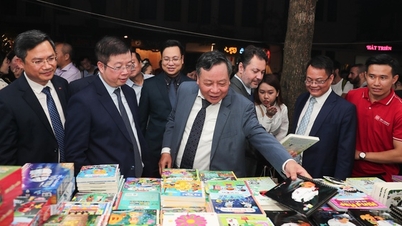 ពិព័រណ៍សៀវភៅហាណូយឆ្នាំ 2024 ទាក់ទាញអ្នកចូលចិត្តសៀវភៅនៅថ្ងៃបើកដំណើរការ