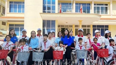 Quang Binh Youth Union donates bicycles to students in difficult circumstances