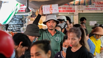 'Confectionery capital' Ho Chi Minh City is crowded with people shopping for Tet