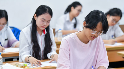 [Ảnh] Thí sinh bước vào môn tự luận duy nhất của Kỳ thi tốt nghiệp THPT