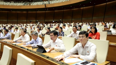Prohibiting spouses, brothers, sisters, and siblings from participating in auctions for the same property
