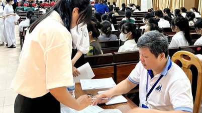 Hundreds of pedagogical students have not received living expenses for many months.
