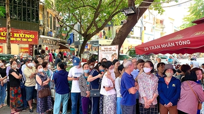 តម្រង់ជួរពេញមួយថ្ងៃ រង់ចាំហាងមាសបើកភ្លាមៗ