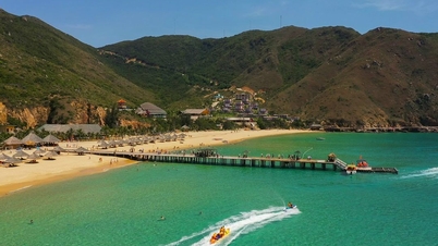 Xu Nau - Binh Dinh, Phu Yen: Blue sky, blue sea, white sand, yellow sunshine