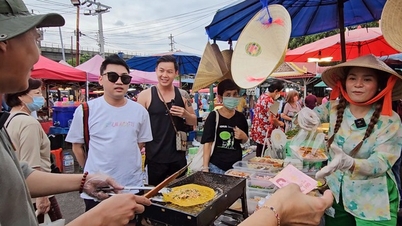 Vietnamese groom's popular grilled rice paper stall in Thailand