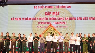 គណៈកម្មាធិការមជ្ឈិម ក្រសួងការពារជាតិ ជួបសំណេះសំណាលអបអរសាទរខួបលើកទី៧៩ នៃទិវាប្រពៃណីជាតិសន្តិសុខសាធារណៈ