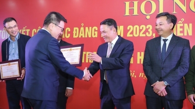  Cán bộ, đảng viên nêu cao tinh thần đoàn kết, tính gương mẫu đi đầu