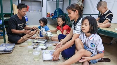 ប្រជាជននៅតំបន់ដែលងាយរងគ្រោះដោយទឹកជំនន់នៅទីក្រុងហាណូយ បានញ៉ាំអាហារប្រអប់ និងដេកលើគ្រែពីរជាន់អស់រយៈពេលជិតមួយខែ ដោយមិនអាចត្រឡប់មកផ្ទះវិញបាន។