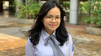 Female student won first prize for excellent student, traveled 17km to teach charity every week