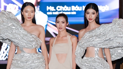 ការ​បង្ហាញ​ម៉ូដ​តាម​ឆ្នេរ​នៅ​លើ​ឆាក​ផ្ទាល់
