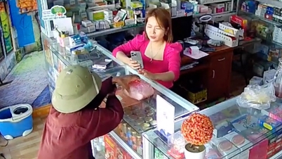 Hành động bất ngờ của cụ ông sau khi được người lạ tặng xe đạp