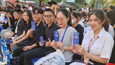 សិស្ស​ស្នាក់​នៅ​ក្នុង​ក្រុង​អំឡុង​ពេល​តេត