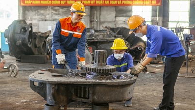 30 năm tự hào đứng dưới ngọn cờ Đảng