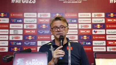 គ្រូ​បង្វឹក Troussier មាន​សកម្មភាព​គួរ​ឱ្យ​ភ្ញាក់​ផ្អើល​បន្ទាប់​ពី​ស្មើ​ជាមួយ U23 សិង្ហបុរី