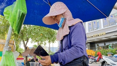 Nắng nóng thiêu đốt, chủ xe giải khát mỗi ngày bán 1.200 chai nước sâm